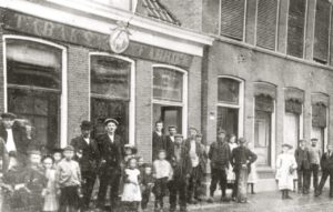 Werknemers D.E in Midstraat