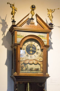 Friese klok met dubbele kap