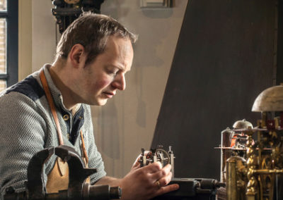 Klokmaker Freerk in het atelier van Museum Joure