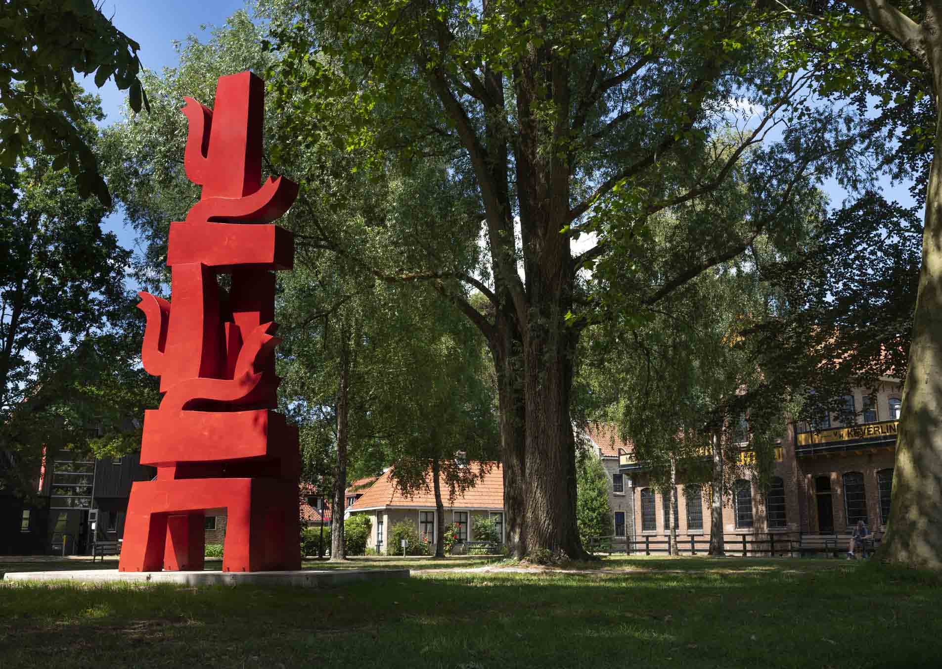 Klaas Gubbels bij museum in Friesland