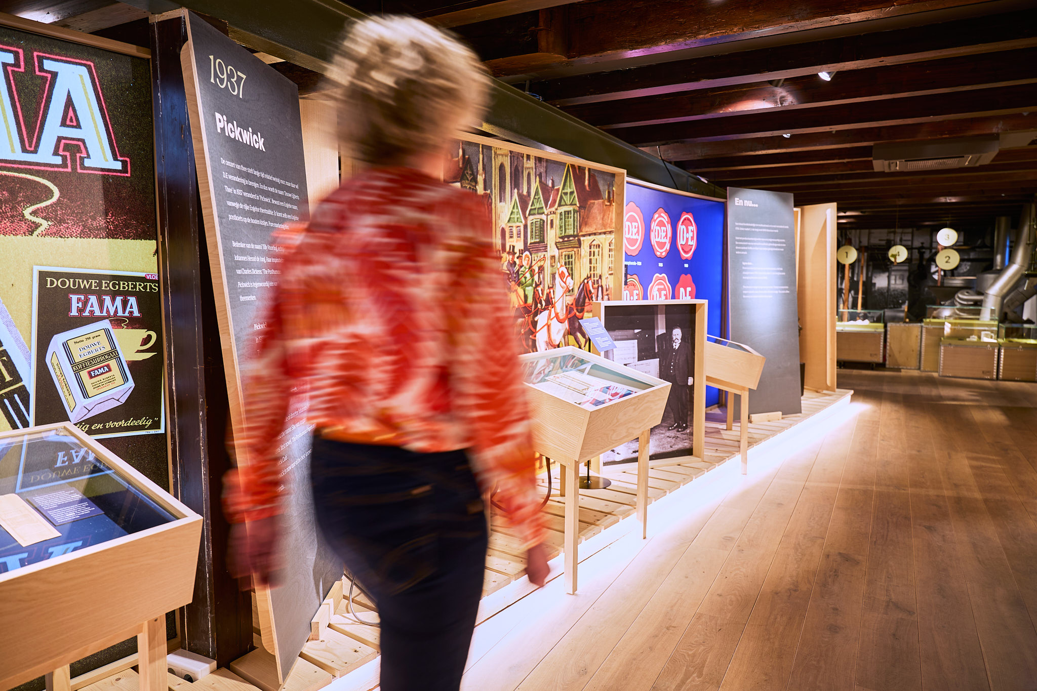 Douwe Egberts tentoonstelling bezoeker loopt